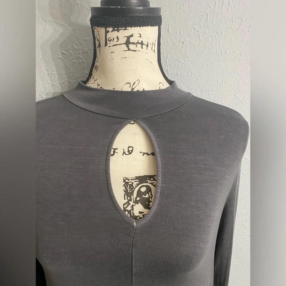 American Eagle Soft & Sexy Top Keyhole Cutout Front Long Sleeve Gray Size Small - Picture 2 of 6